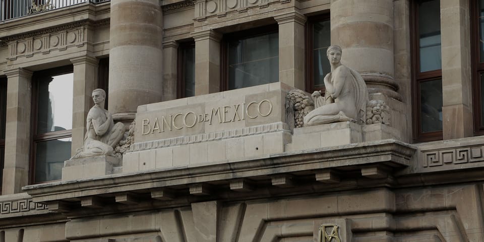 Banxico recorta por primera vez en tres años la tasa de interés.